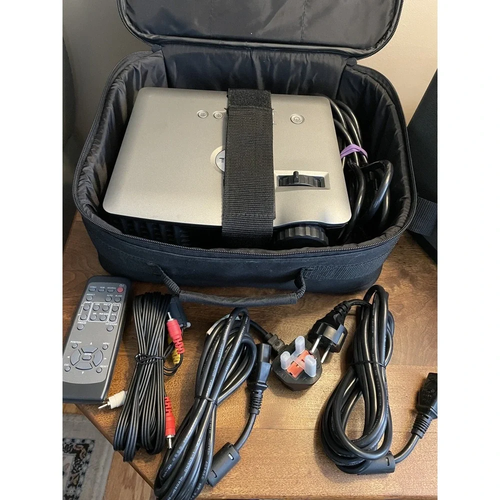 Dell 1800MP DLP Projector 3x Power Cords, Remote, Cable, Carry Case